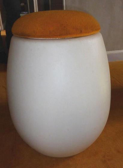 Paire de poufs ovoide en plastique blanc...