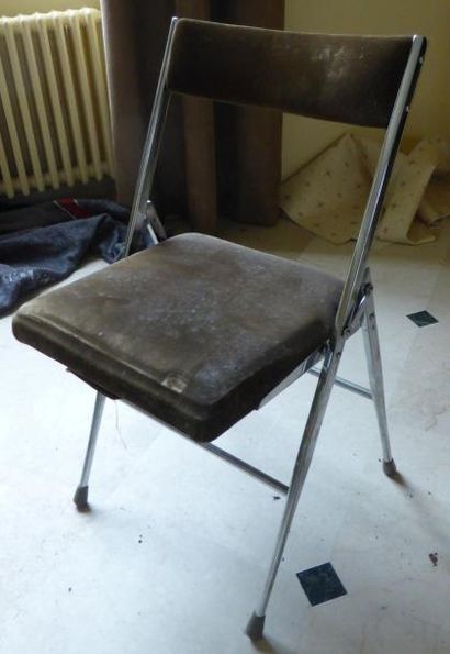 Trois chaises pliantes en métal et velours...
