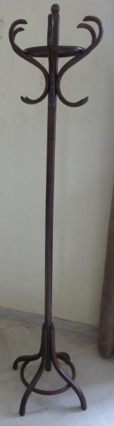Un porte manteau perroquet.