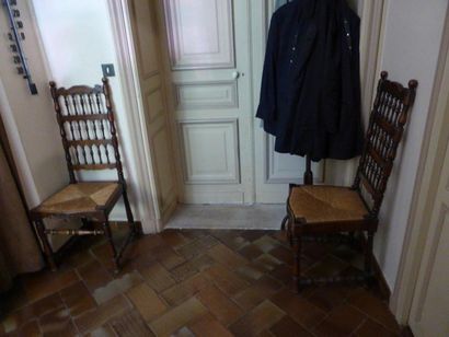 Paire de chaises en bois tourné.