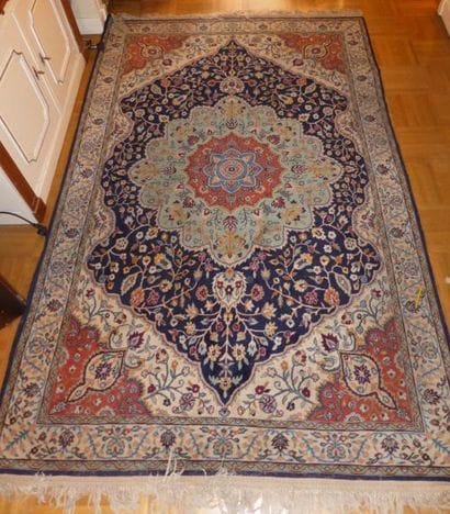 Tapis laine et soie à décor de fleurs dans...