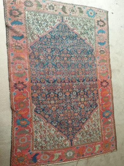 Tapis à fond bleu nuit à décor de fleurs...