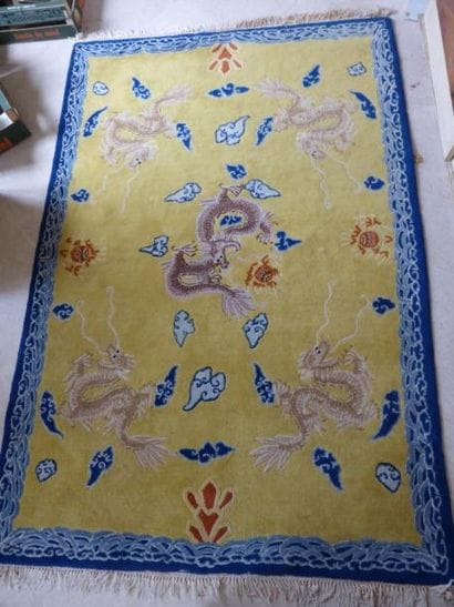 Tapis chinois à fond jaune décors de dragons....