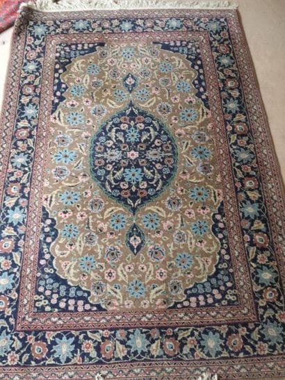 Tapis à médaillon central bleu, bordure bleue...