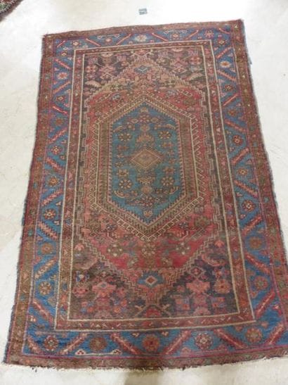 Tapis à décors central à losanges dont le...