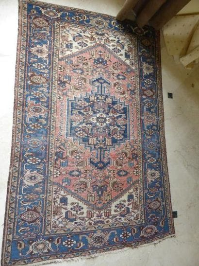 Tapis à décors geométriques sur fond rose....