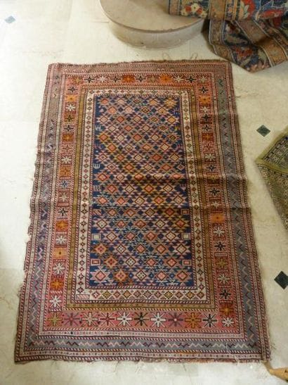 Tapis à fond central bleu à décors d'étoiles...