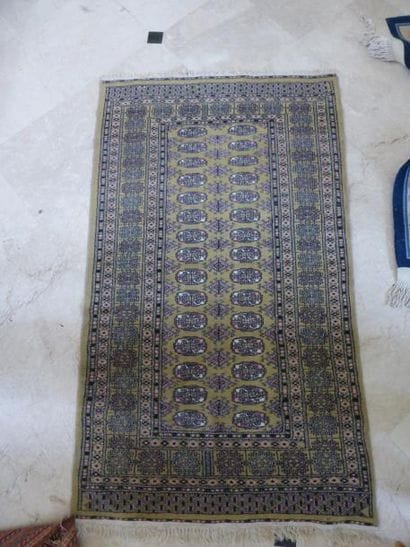 Tapis à décors géométriques à fond vert....