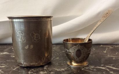 Lot en argent: timbale poids: 64.7 gr (bosses),...