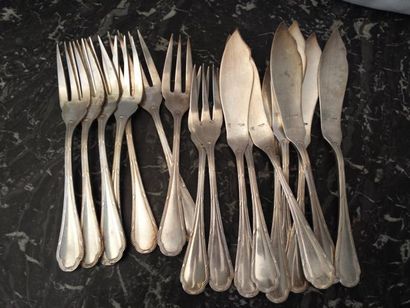 8 Couverts à poisson et une fourchette à...