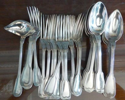 Lot de couverts en métal argenté à filets...