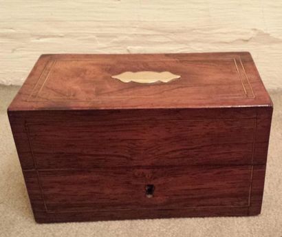 Petite boite rectangulaire en bois de placage...