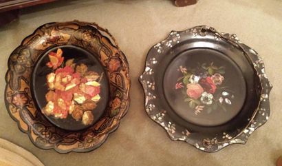 Deux assiettes en carton bouilli à décor...