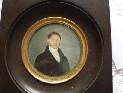 Miniature ronde: portrait d'homme signée...