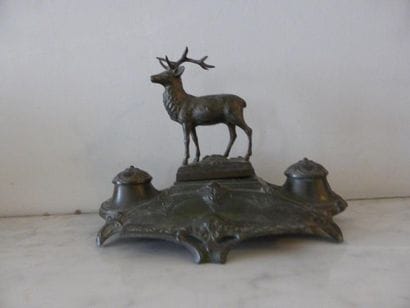Encrier en régule à décor d'un cerf. H: ...