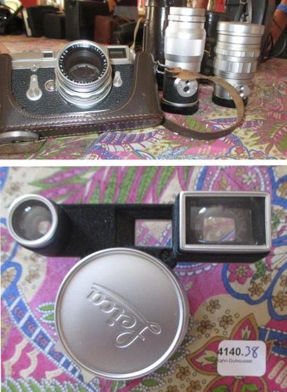 LEICA
Appareil photo et trois objectifs.