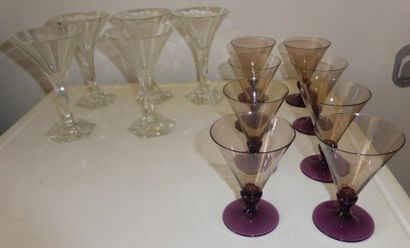 Huit verres à liqueur en verre mauve et cinq...