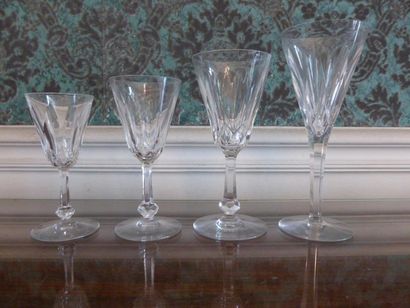 Partie de service de verres sur pied en cristal...