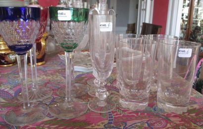 Quatre verres à vin blance en cristal coloré,...