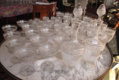 Partie de service de verres en cristal taillé...