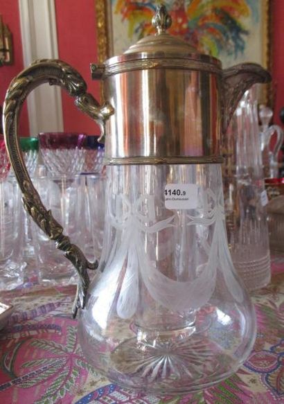 Carafe en cristal gravé ... et noeud, monture...