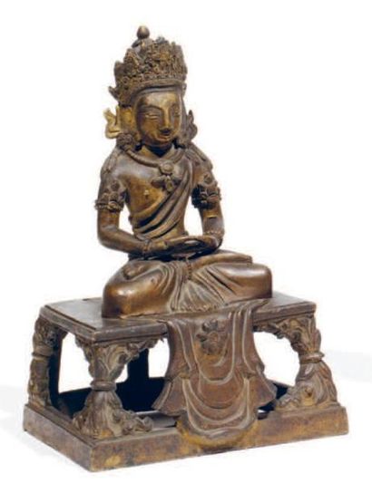Statuette en bronze doré représentant Amitayus...