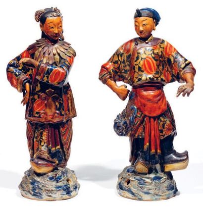 Couple en terre cuite vernissée polychrome...