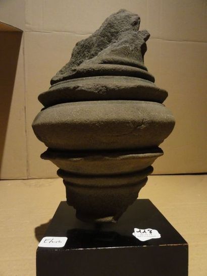 Lot comprenant trois fragments en grès sculpté,...