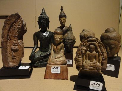 Lot de sept objets comprenant: - Trois petites...
