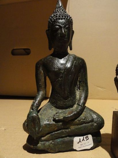 Lot de sept objets comprenant: - Trois petites...