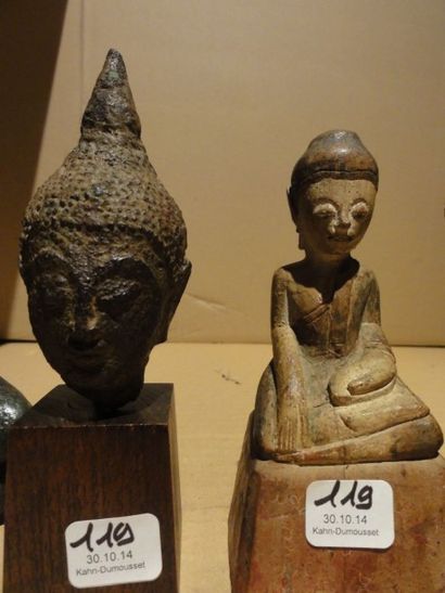 Lot de sept objets comprenant: - Trois petites...