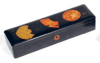 Petit coffret couvert en laque du Japon....