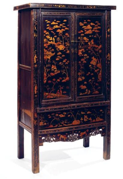 Armoire ouvrant à deux portes en bois laqué...