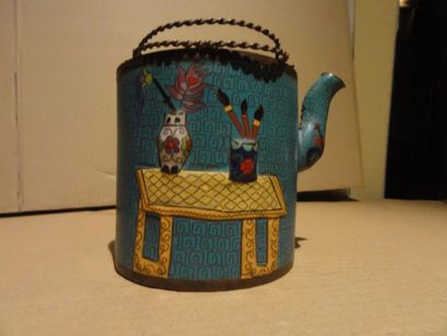 Théière cylindrique en cuivre et émaux cloisonnées...
