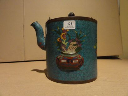 Théière cylindrique en cuivre et émaux cloisonnées...