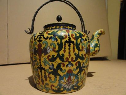 Théière en métal cloisonné sur fond jaune....