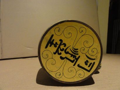 Théière en métal cloisonné sur fond jaune....