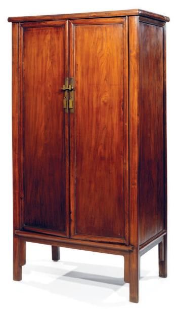 Grande armoire en bois naturel ouvrant à...