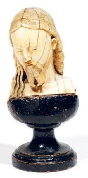 Tête de christ en ivoire sculpté. Travail...