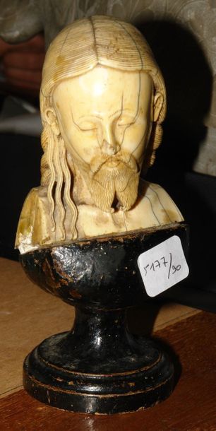 Tête de christ en ivoire sculpté. Travail...