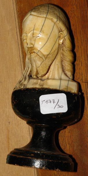 Tête de christ en ivoire sculpté. Travail...