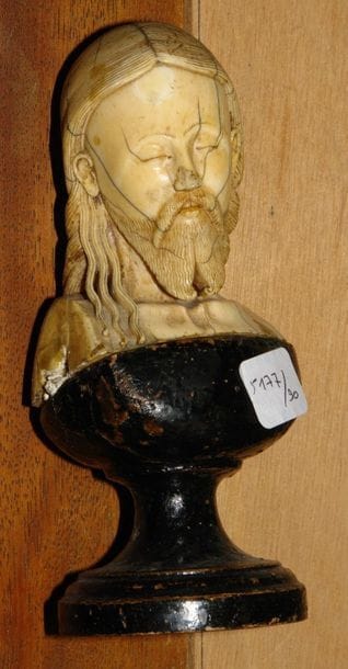 Tête de christ en ivoire sculpté. Travail...