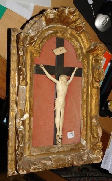 Christ en os sculpté sur une croix en ébène....