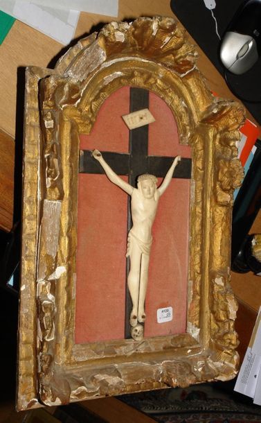 Christ en os sculpté sur une croix en ébène....