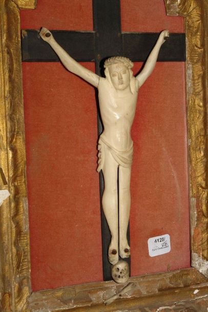 Christ en os sculpté sur une croix en ébène....