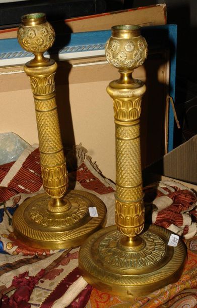 Paire de bougeoirs en bronze doré à décor...