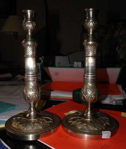 Paire de bougeoirs en métal argenté, le fût...