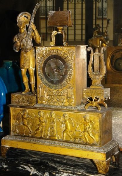 Pendule en bronze ciselé et doré, le cabinet...