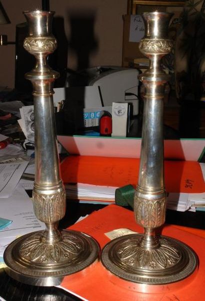 Paire de grands bougeoirs en métal argenté...