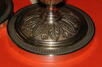 Paire de grands bougeoirs en métal argenté...